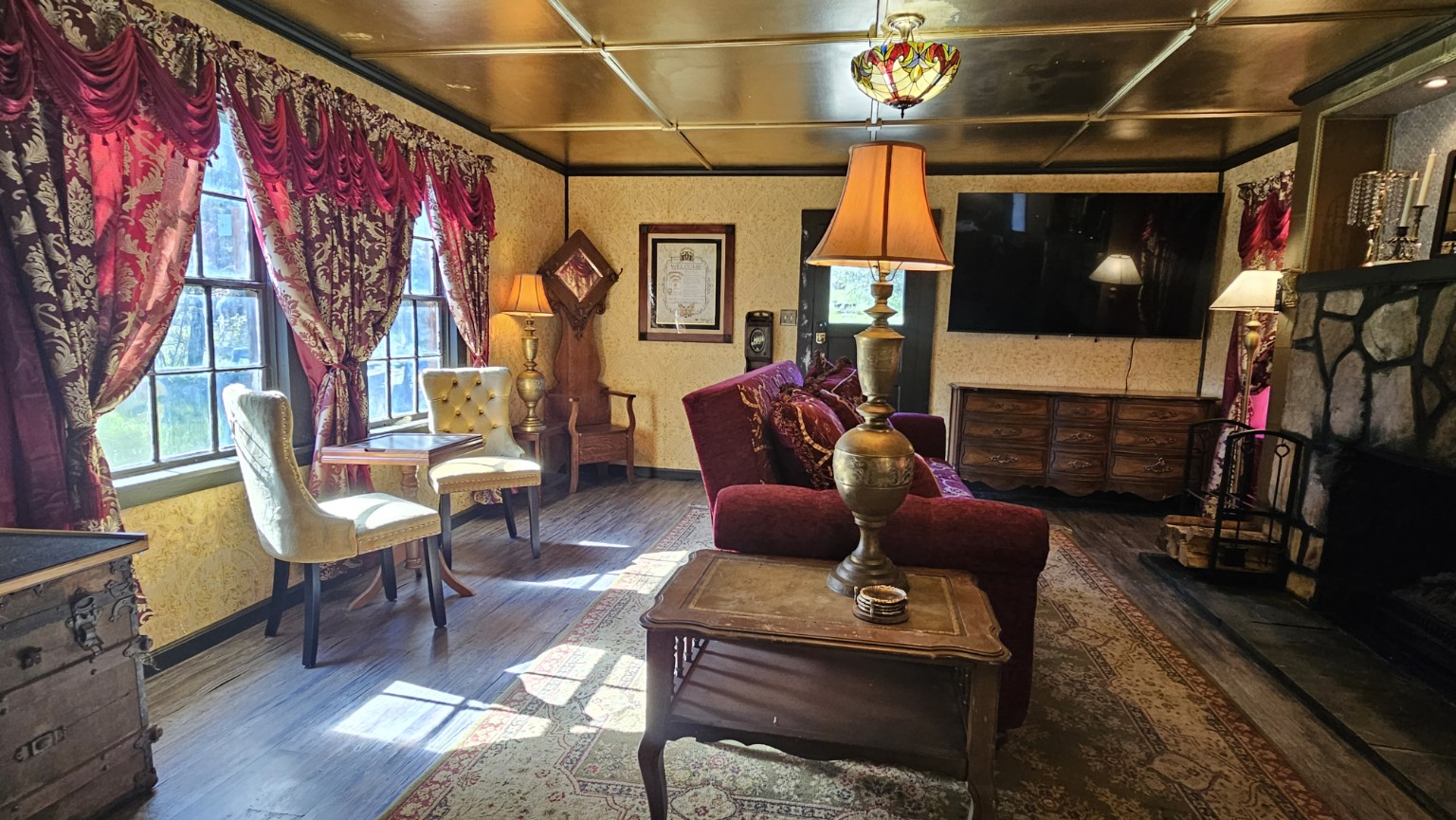 Living room with vintage furnishings